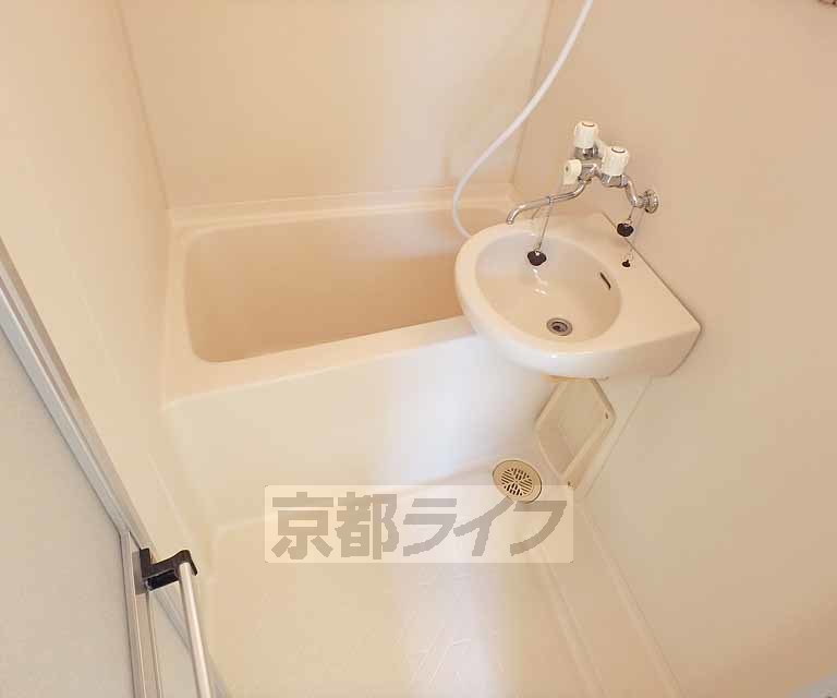 バス・シャワールーム　ゆったり浸かれるお風呂です。