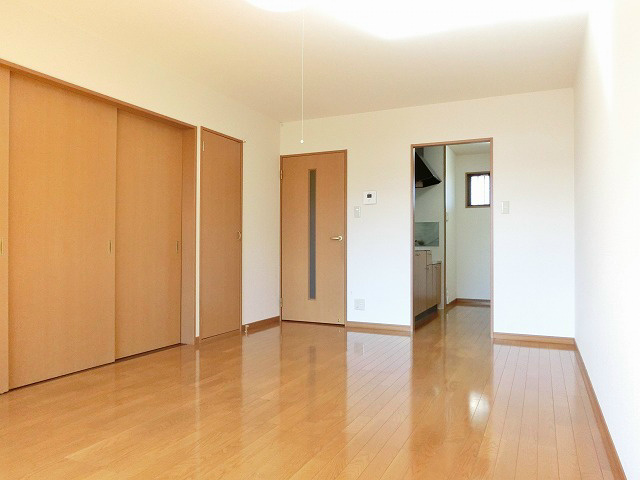 居室・リビング　キッチンがの位置が半独立なのリビングをすっきり保てそう。