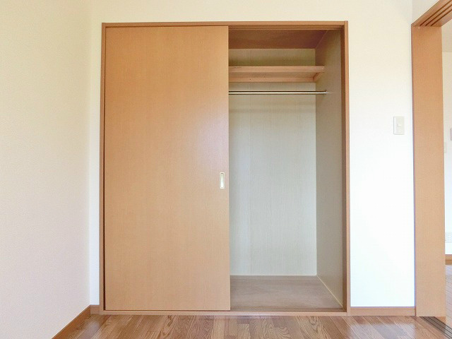 収納　洋室にある収納は上段の棚とハンガーパイプが付いています。引き
