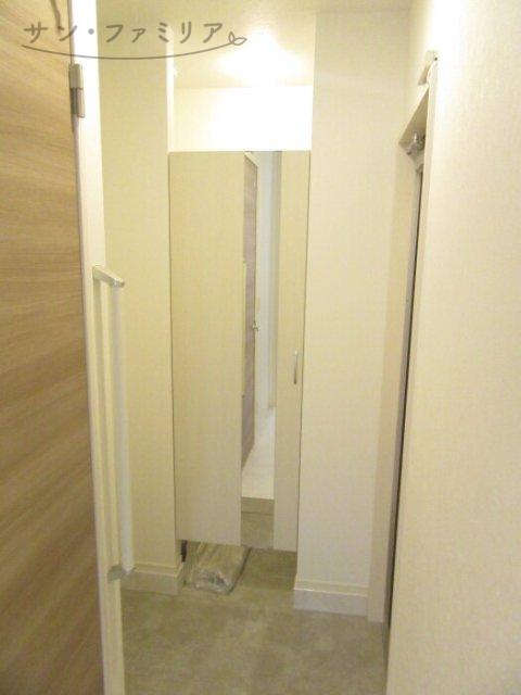 玄関　同一物件別部屋写真