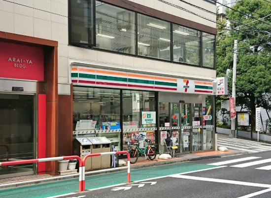 コンビニ　セブンイレブン新宿筑土八幡町店（コンビニ）まで81m