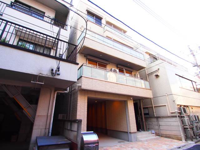 建物外観　とにかく駅から近い。設備も分譲仕様のマンション