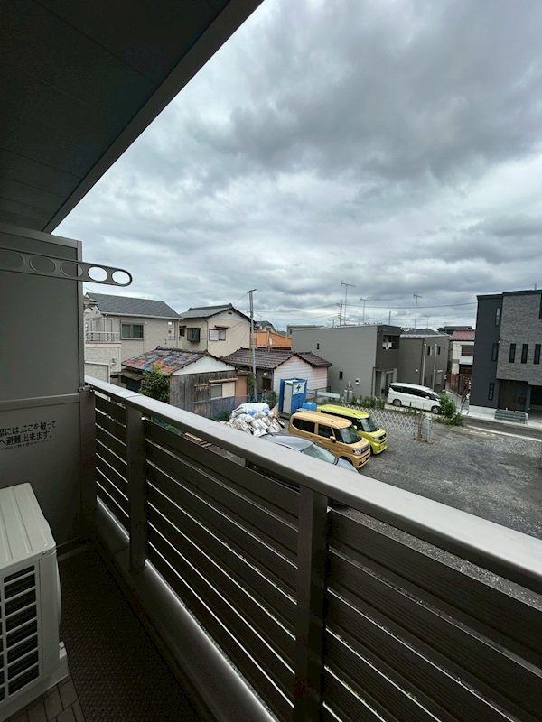 バルコニー　南向きベランダ、全面は駐車場