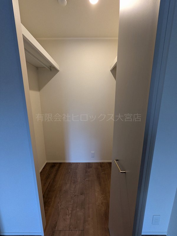 収納　両側ハンガーロールあり