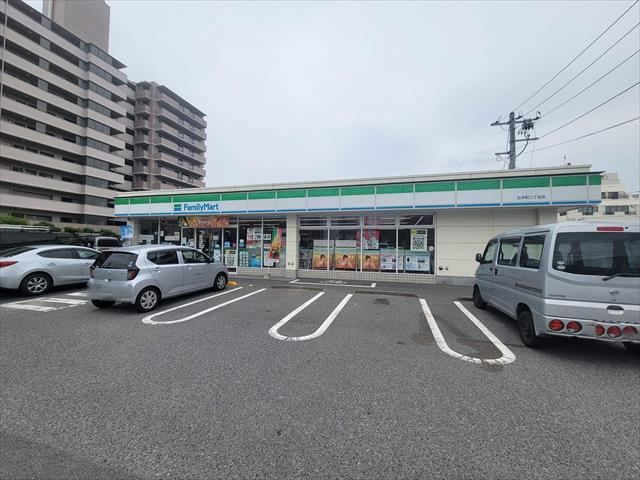 コンビニ　ファミリーマート広本町三丁目店（コンビニ）まで551m