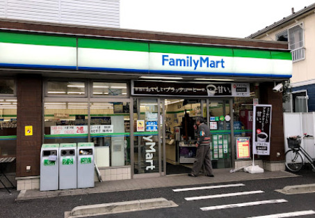 コンビニ　ファミリーマート 杉並上荻二丁目店（コンビニ）まで321m