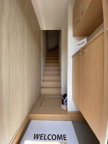 玄関　205号室参照