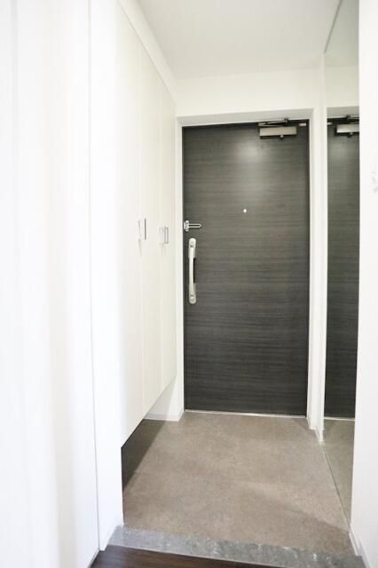 玄関　※写真は同じマンションの違う部屋のものになります。