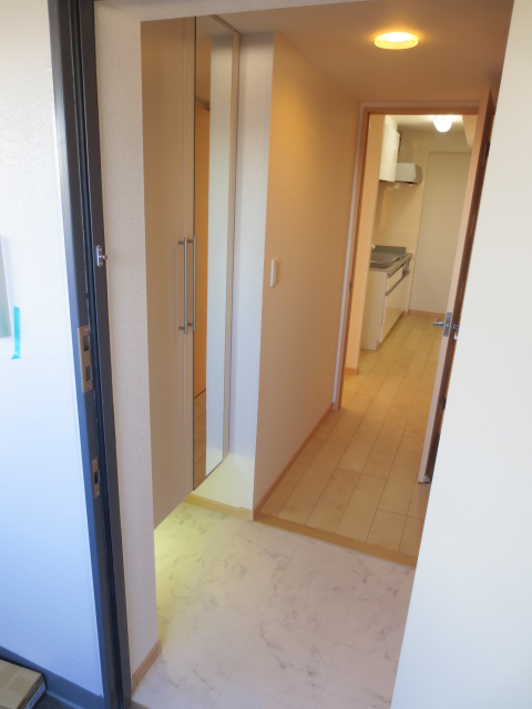 玄関　同物件、別タイプの部屋の写真です