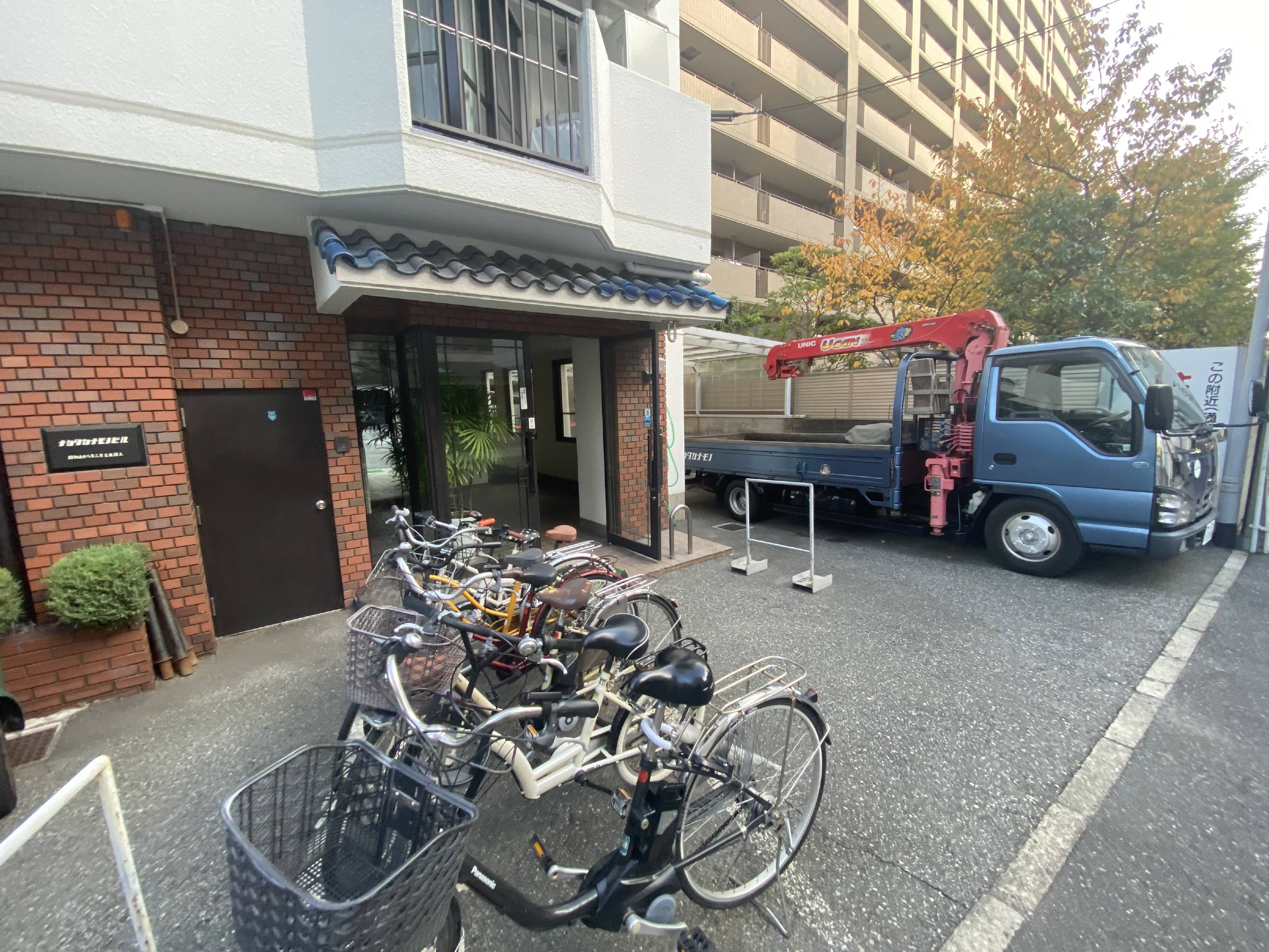 【神戸市東灘区本山南町のマンションのエントランス】