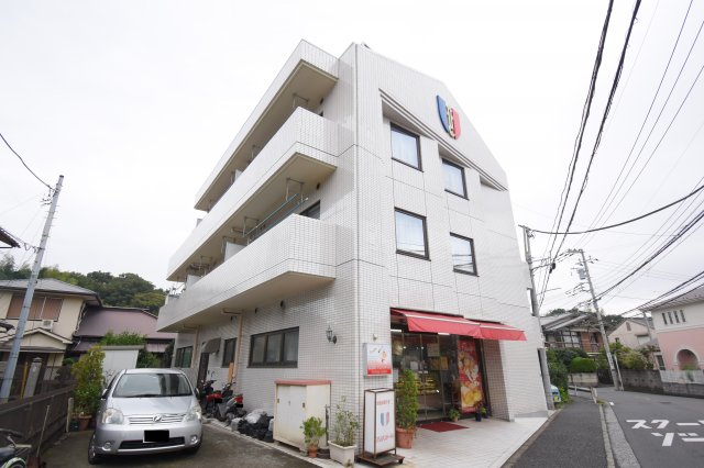 横浜市磯子区岡村のマンションの建物外観