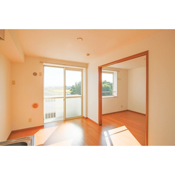 居室・リビング　同じ建物の別なお部屋