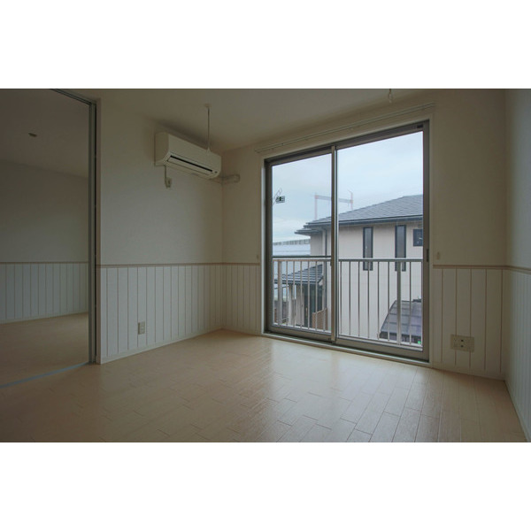 居室・リビング　同じ建物の別の部屋