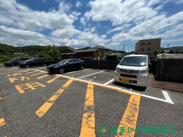 【岡崎市舞木町のマンションの駐車場】