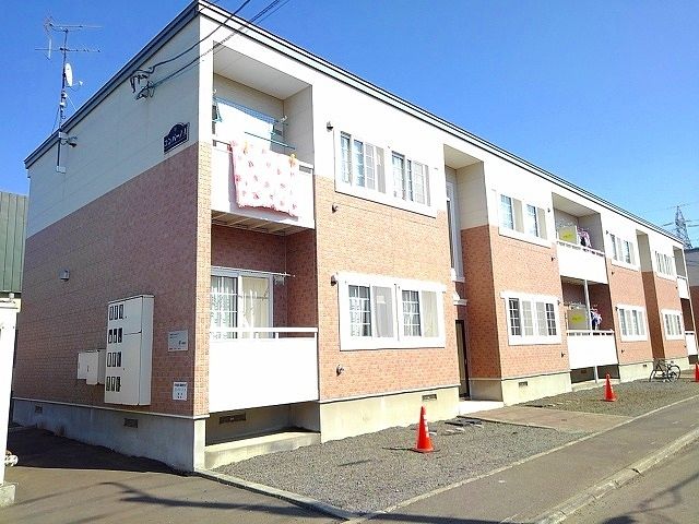 札幌市北区屯田十条のアパートの建物外観