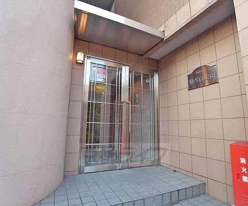 【京都市山科区竹鼻竹ノ街道町のマンションのエントランス】