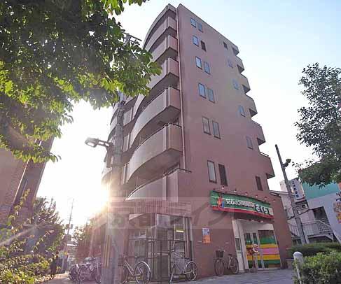 京都市山科区竹鼻竹ノ街道町のマンションの建物外観