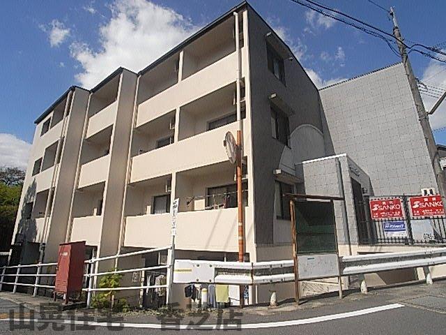 【香芝市田尻のマンションの建物外観】