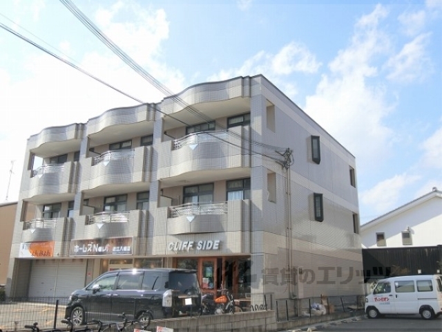 【近江八幡市鷹飼町北のアパートの建物外観】