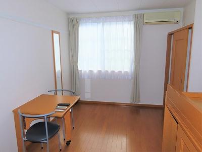 居室・リビング　カーテンやテーブル、テレビも備え付けです