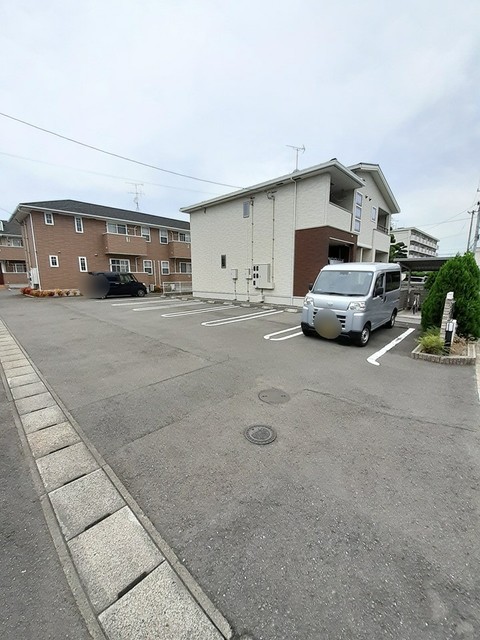 【新居浜市松原町のアパートの駐車場】