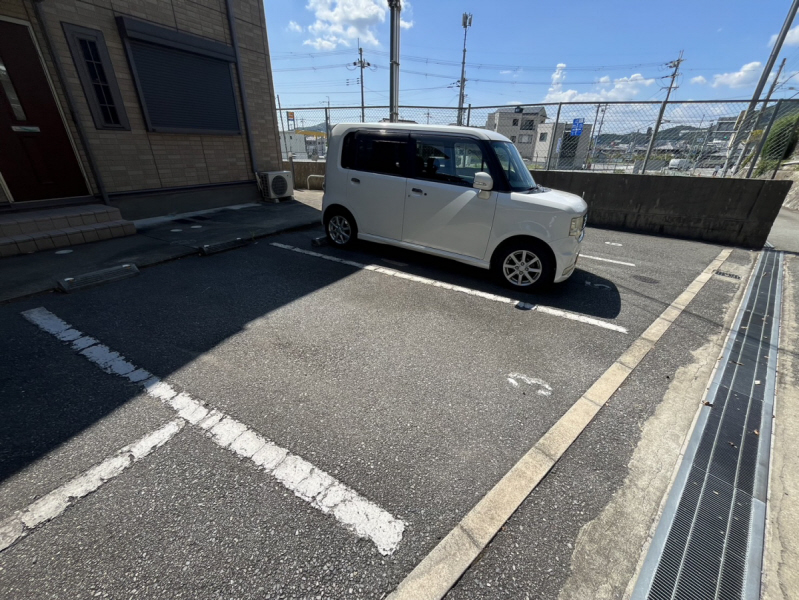 【サニーフラット御立の駐車場】