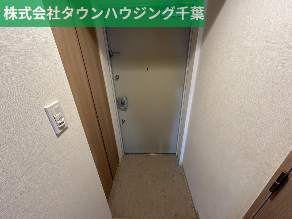 【千葉市美浜区高洲のマンションの玄関】