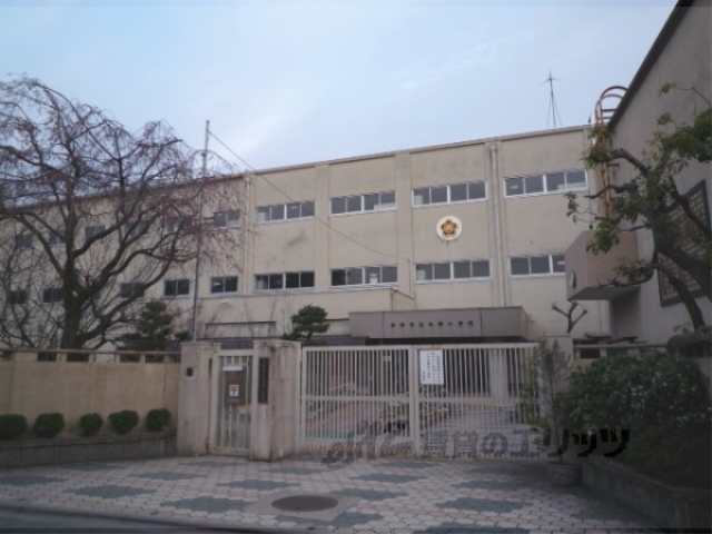 【京都市右京区太秦森ケ前町のアパートの小学校】