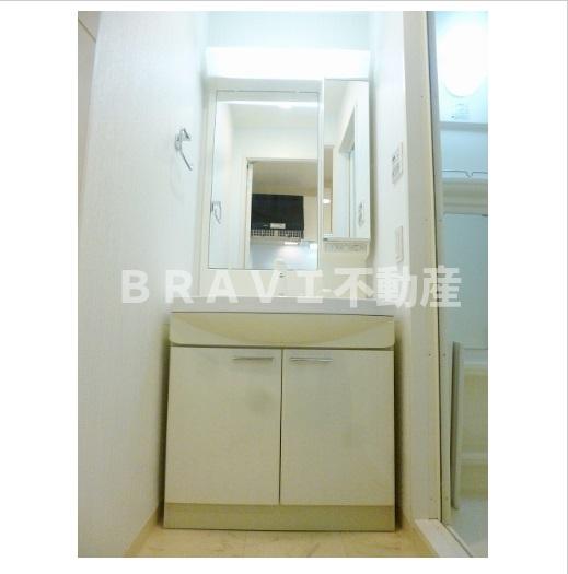 洗面設備　【クラウンハイム北心斎橋フラワーコート】脱衣スペースもありま