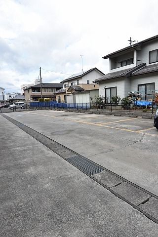 【郡山市小原田のマンションの駐車場】