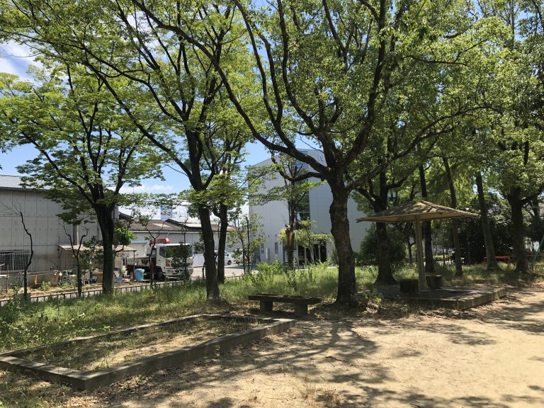 【豊中市宝山町のマンションの公園】