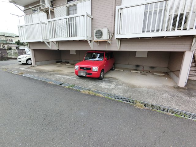 【成田市新田のアパートの駐車場】