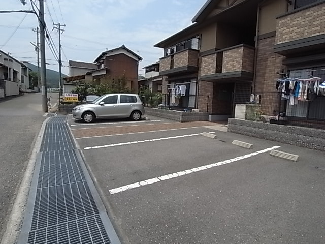 【姫路市広畑区蒲田のアパートの駐車場】