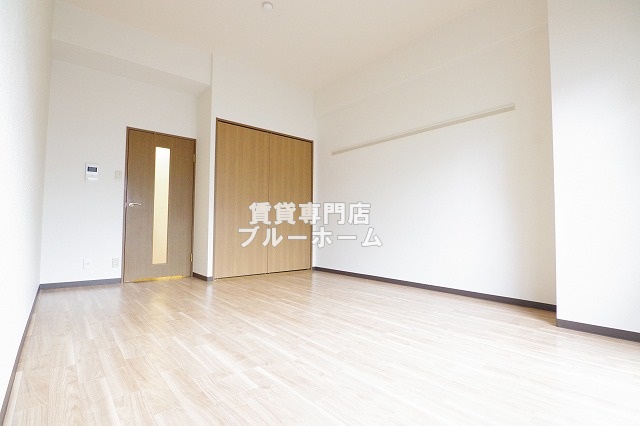 居室・リビング　9.4帖の明るい洋室！