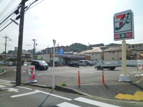 コンビニ　セブンイレブン　　多摩貝取大通り店（コンビニ）まで402m