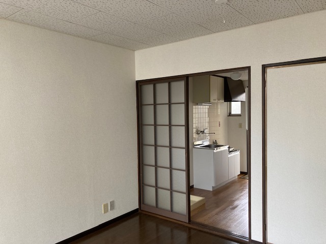 居室・リビング　キッチンへは硝子引戸からどうぞ