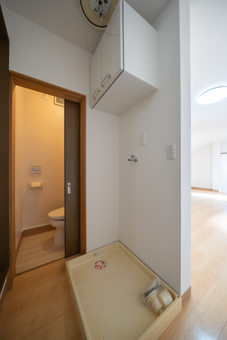 その他部屋・スペース　洗濯機置き場とその奥にトイレ