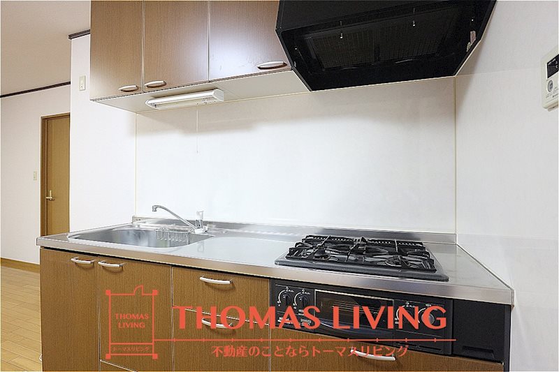 キッチン　3口コンロ・グリル付きです。