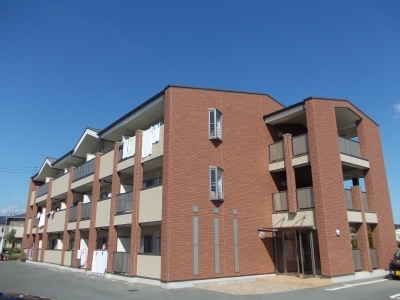 建物外観　全面に建物がなく、日差しがたっぷり入ります！