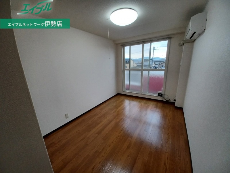 居室・リビング　同物件別部屋の写真