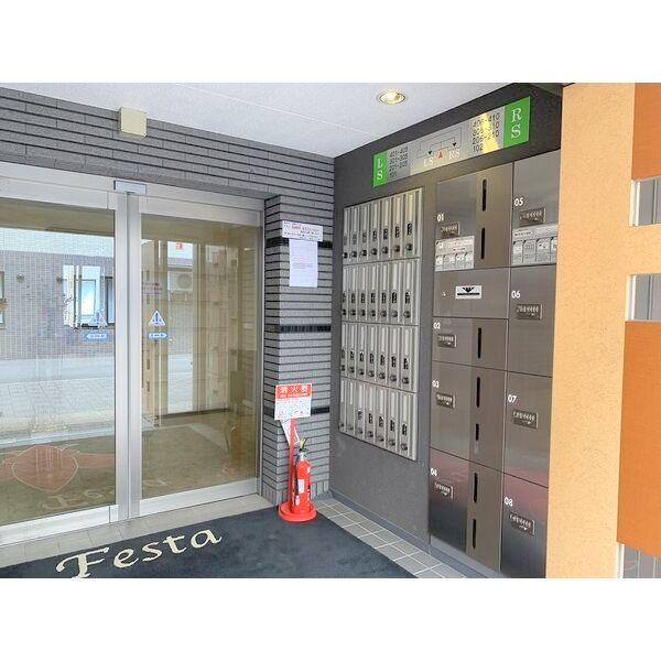 エントランス　宅配ボックス完備で安心♪