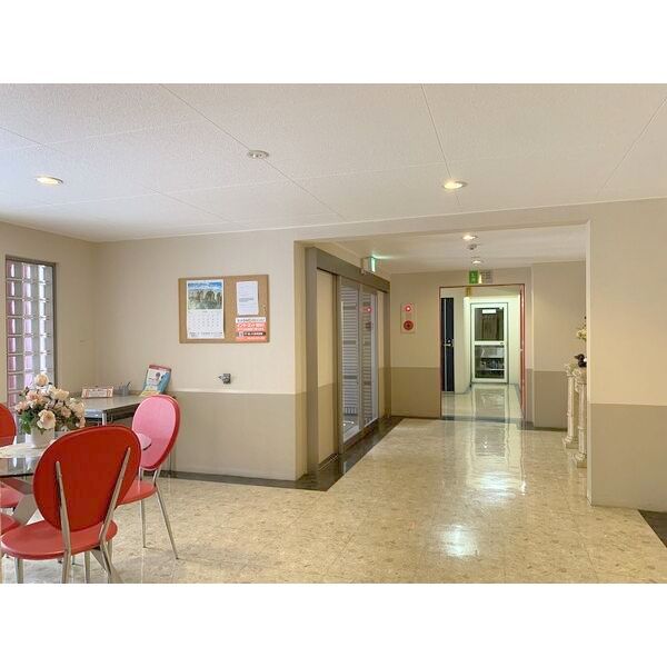 ロビー　明るいロビーでお出迎え♪