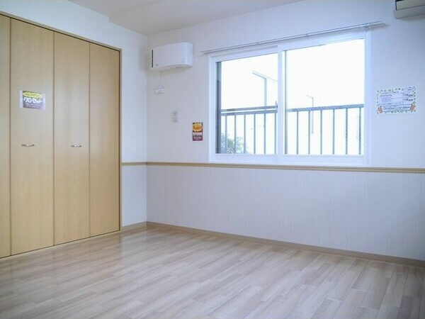 居室・リビング　明るい居間で気持ちまで明るくなりますね！