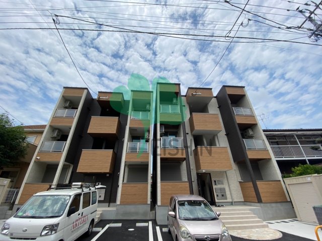 建物外観　左側ポラリス南福岡です！物件前は駐車場で目の前に遮るものはあ