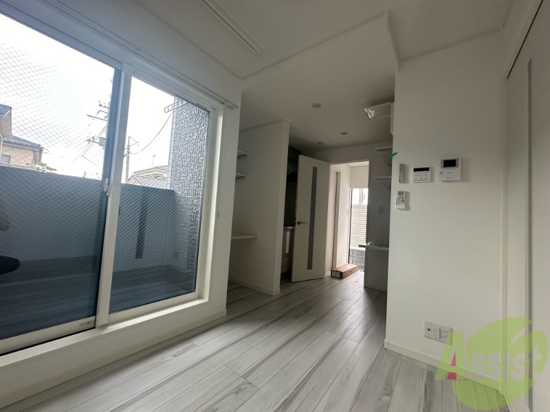 居室・リビング　白を基調とした綺麗なお部屋ですね。日当たりも良好です