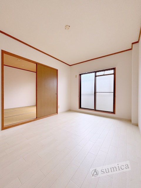 その他　内装は落ち着いています。おおきな窓で明るさを演出。