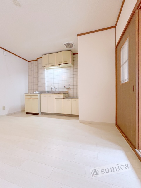 居室・リビング　内装は白を基調として建具とキッチンがグッと映えてます＾＾
