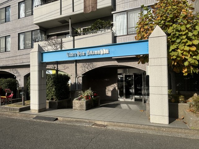 エントランス　エントランス。入口はスロープもございますので、ベビーカーでも