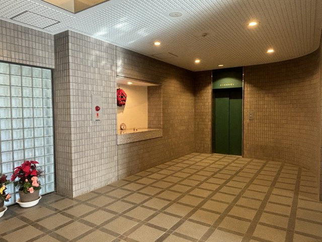 ロビー　エントランス。ガラスブロックで明るいです。