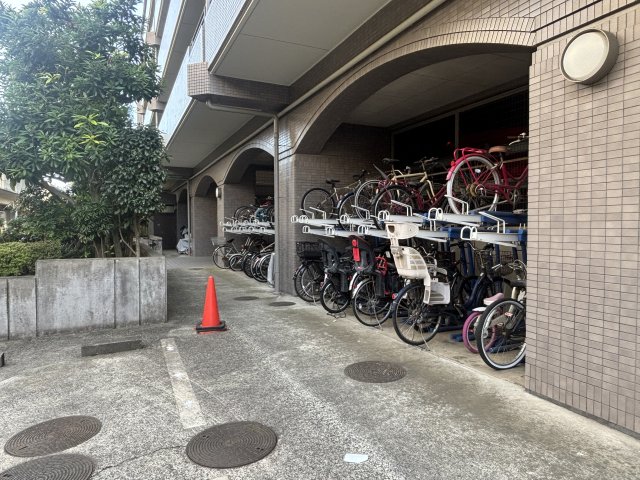 その他共有部分　駐輪場です。数カ所ございますので、お好きな場所へおとめくださ